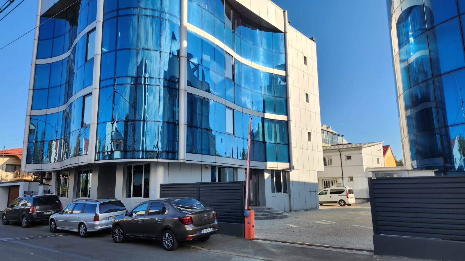 Spațiu premium birouri sau clinică, 2 corpuri, 12 parcări, lift, terasă - 7300 E