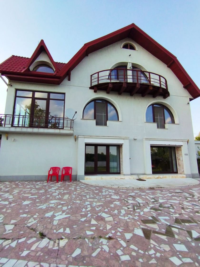 SUPER OCAZIE SE VINDE VILA DE LUX SI CASA DE OASPESTI IN BALOTESTI LA LAC 565000Euro