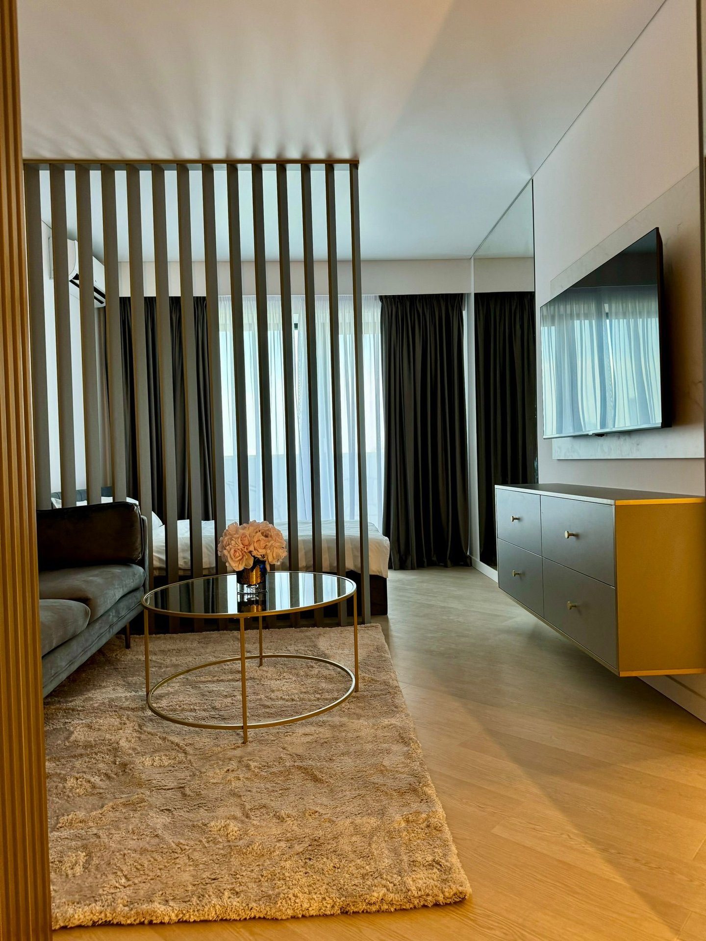 Ultimul etaj. Apus spectaculos. Vibe de penthouse în inima Piperei.