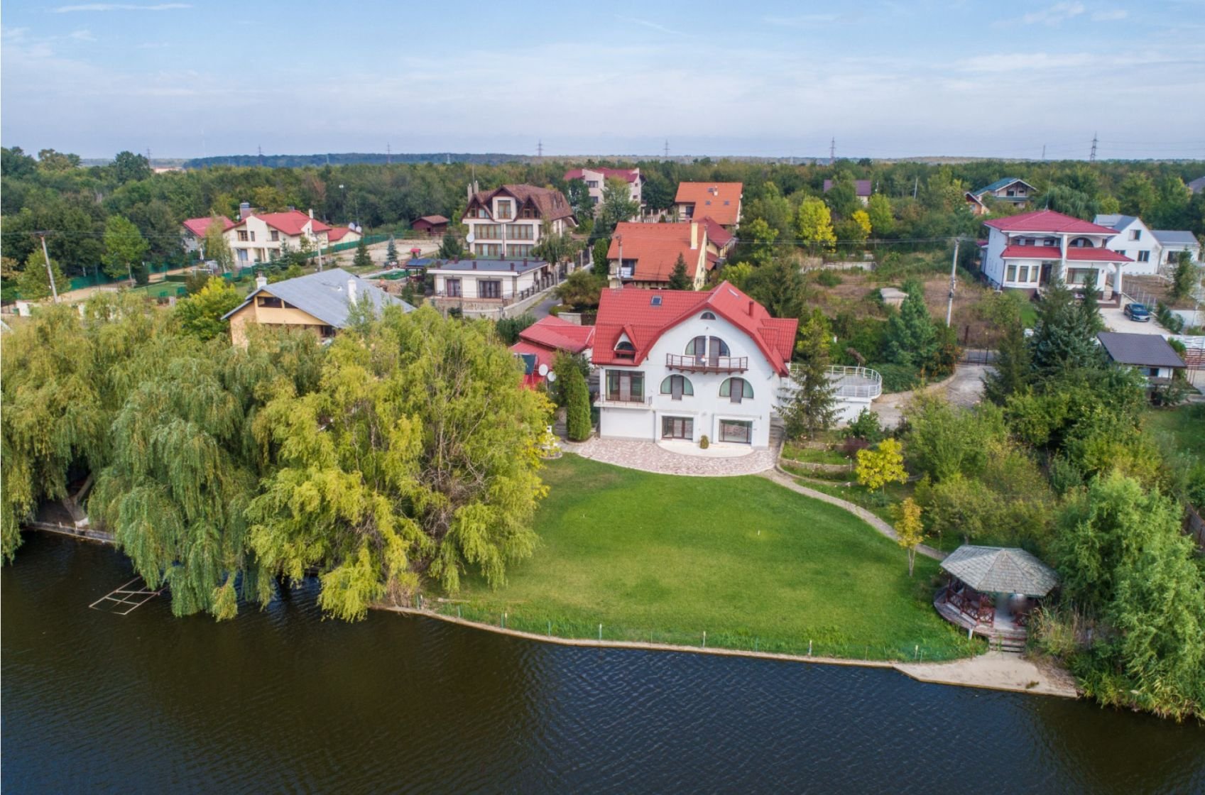Vila de lux, 427 mp utili și 2313 mp teren, pe malul lacului (Cociova) Balotesti 555.000E